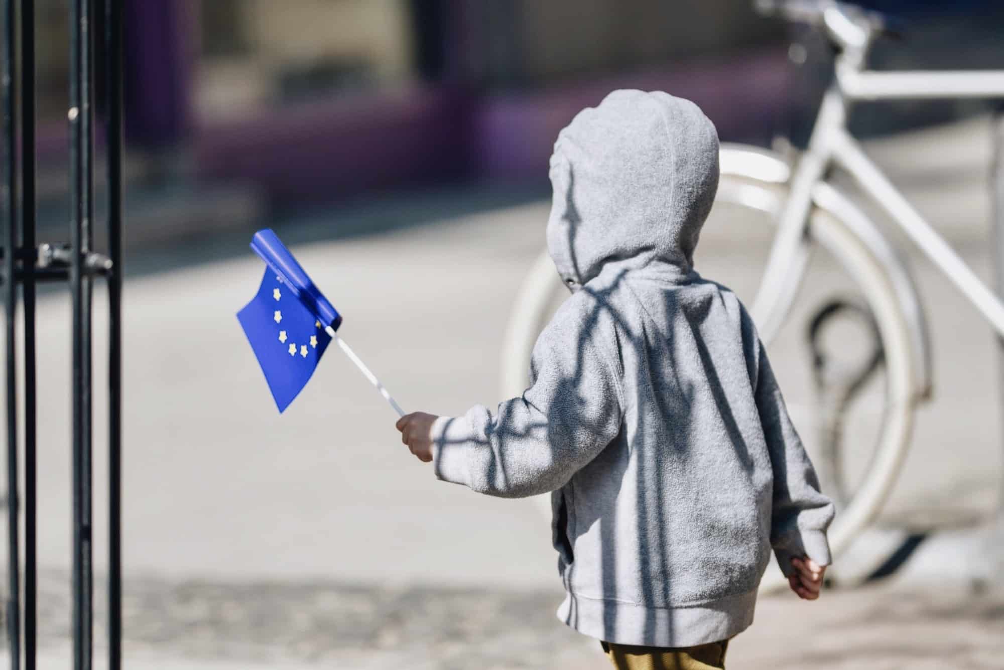 Παιδάκι κρατάει τη σημαία της Ευρωπαϊκής Ένωσης